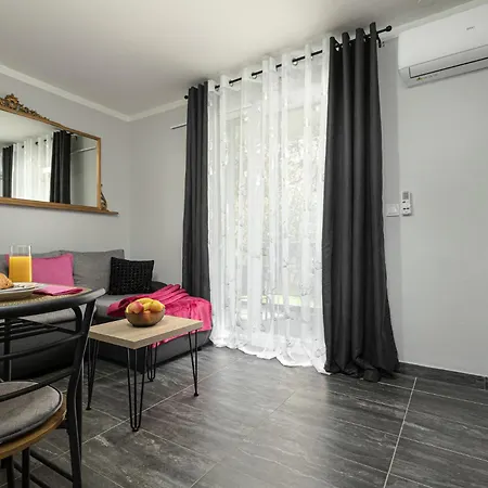 Appartement Nina, 200m From The Old Town Of